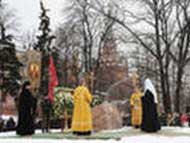 Памятник Святителю у стен Кремля