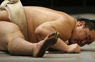 Японские сумоисты заставляют плакать малышей